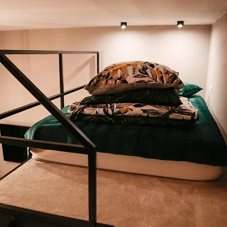 - Piotrkowska 37 * Łódź