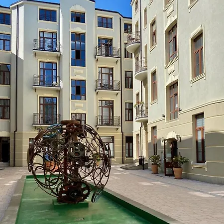 - Piotrkowska 37 * Łódź